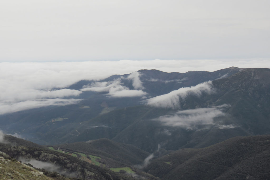 Las nubes comienzan a inundar el valle de Montseny con el Turó de Samon en el centro y el Suï, Puig Drau a la derecha